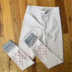 Sarah’s Day White Fox Active Leggings Size Small